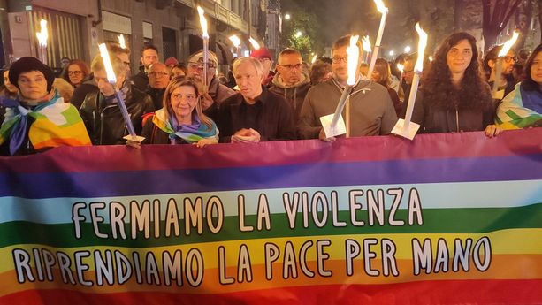 Israele e Palestina, a Torino la fiaccolata per la pace: “Fermiamo ogni violenza” [FOTO]