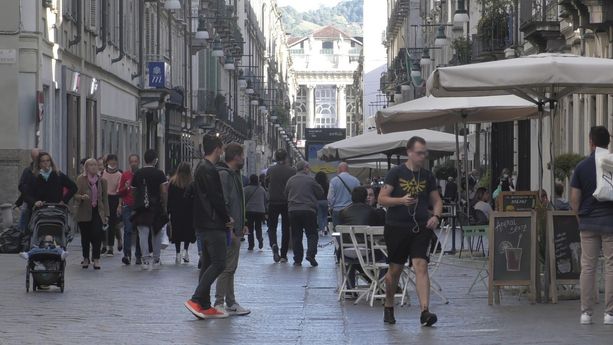 A Torino tornano le mascherine in strada: giovani indisciplinati, ma per oggi “nessuna multa” [FOTO]