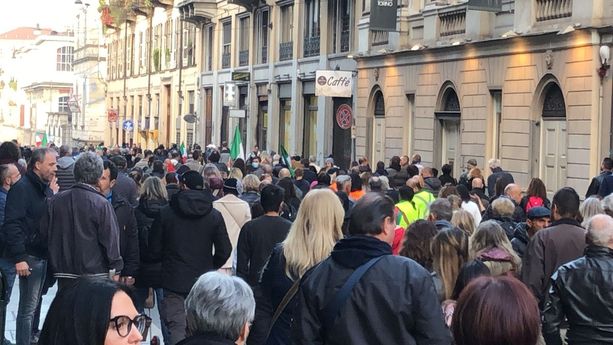 No Green pass in piazza a Torino per il 14° sabato consecutivo (VIDEO e FOTO)