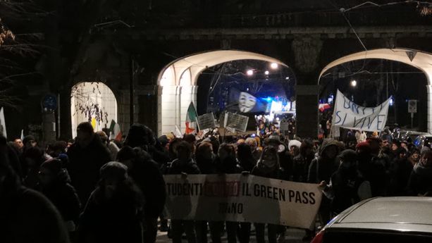 No Green Pass, raffica di multe per manifestanti senza mascherina: sanzioni fino a 1.000 euro No Green Pass, raffica di multe per manifestanti senza mascherina: sanzioni fino a 1.000 euro