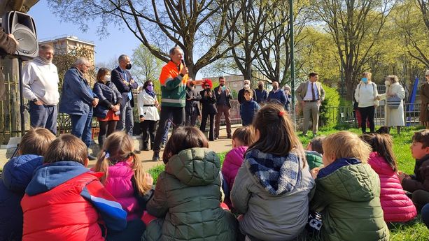 Vanchiglietta, 12 nuovi alberi daranno ossigeno e ombra al giardino Terenzio Magliano Vanchiglietta, 12 nuovi alberi daranno ossigeno e ombra al giardino Terenzio Magliano