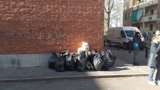 Conclusa l'operazione in via Scarsellini: sgomberati tutti gli 8 alloggi Atc occupati. Ma c'è chi segnala nuovi casi in via Artom [FOTO]