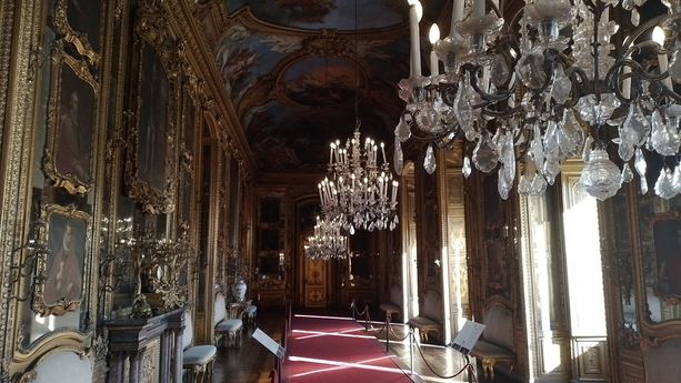 Savoia, Emanuele Filiberto ha firmato a Palazzo Reale l'atto di morte del padre Savoia, Emanuele Filiberto ha firmato a Palazzo Reale l'atto di morte del padre