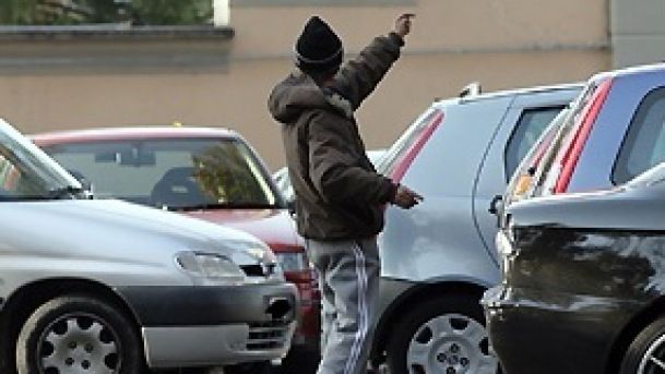 Abusivo, ma tenace: arrestato due volte in dieci giorni un parcheggiatore di 29 anni