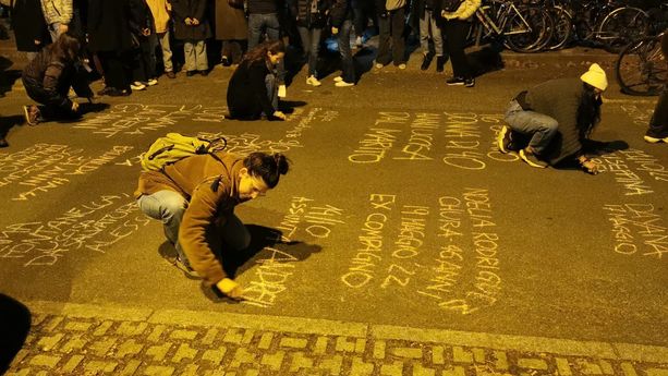 Il movimento "Non una di meno" sotto la residenza Borsellino per dire "basta" alla violenza sulle donne [FOTO]