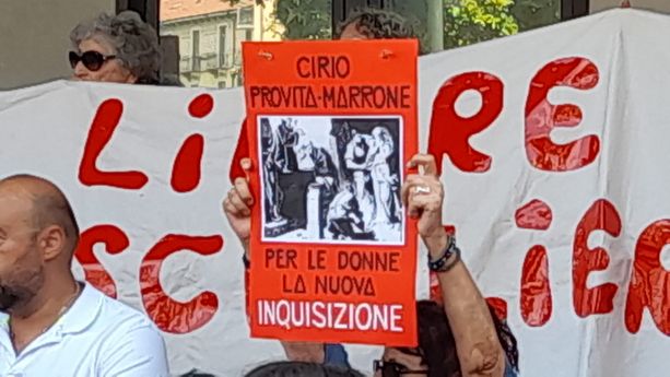 "Basta soldi e associazioni anti abortiste negli ospedali pubblici", le donne protestano davanti al Sant'Anna "Basta soldi e associazioni anti abortiste negli ospedali pubblici", le donne protestano davanti al Sant'Anna