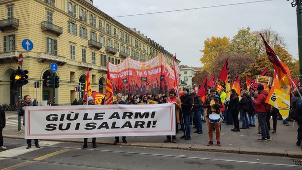 Studenti in strada per manifestare contro la guerra e contro il carovita: &quot;Uniti, siamo invincibili&quot; [FOTO]