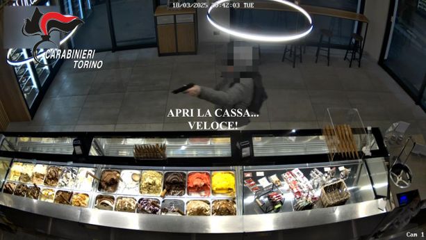 Arrestato il rapinatore che minacciava con la pistola i negozianti di Mirafiori e Borgo Dora