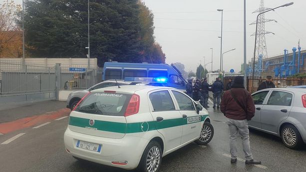 Maxi-rave party nell'ex Fiat di Stupinigi: almeno 6 mila persone. Traffico deviato Maxi-rave party nell'ex Fiat di Stupinigi: almeno 6 mila persone. Traffico deviato