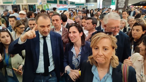 Elly Schlein al Salone del Libro "vuole" scrivere una nuova pagina per il Piemonte: "Qui per vincere" Elly Schlein al Salone del Libro "vuole" scrivere una nuova pagina per il Piemonte: "Qui per vincere"