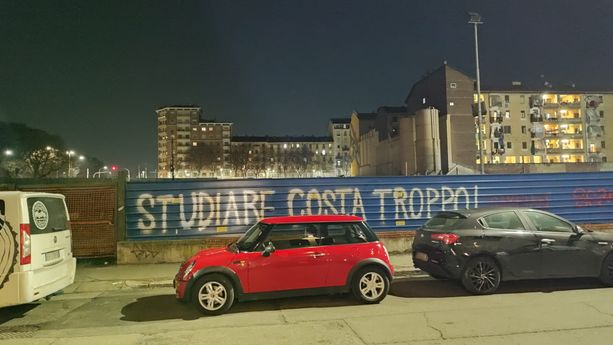 Aurora, scritte contro il The Student Hotel: “Studiare costa troppo” Aurora, scritte contro il The Student Hotel: “Studiare costa troppo”