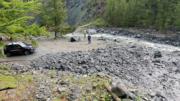Momenti di paura a Sauze di Cesana per una improvvisa frana sulla strada della Valle Argentera Momenti di paura a Sauze di Cesana per una improvvisa frana sulla strada della Valle Argentera