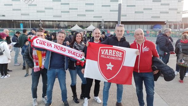 Final eight di Coppa Italia di basket: a Torino è palla a due. E l'entusiasmo esplode tra cori, palloncini e selfie con Andrea Meneghin