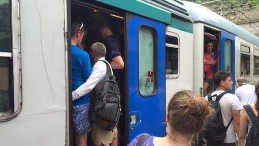 Treno Bardonecchia-Torino preso d'assalto: bus per evitare assembramenti