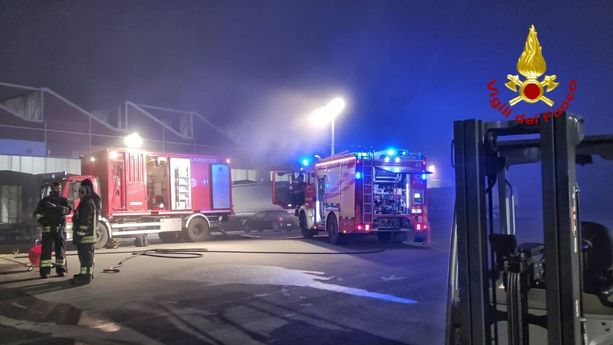 Maltempo, si stacca il tetto di una palazzina di tre piani, un albero crolla su un'auto e una casa: notte di interventi per i vigili del fuoco