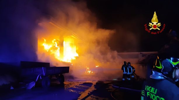 Paura a Castellamonte, a fuoco una grossa cascina con macchinari agricoli: il rogo domato dai pompieri Paura a Castellamonte, a fuoco una grossa cascina con macchinari agricoli: il rogo domato dai pompieri