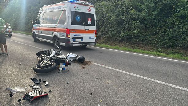 FOTO. Moto contro auto sulla provinciale tra Jerago e Albizzate, 17enne portato in ospedale. Traffico in tilt