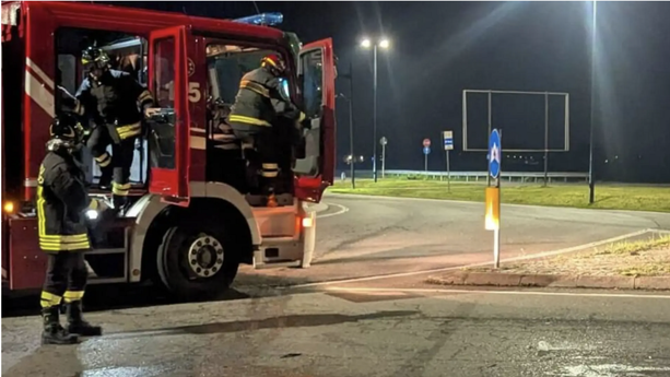 Perde il controllo dell'auto e centra un palo: paura per tre giovani
