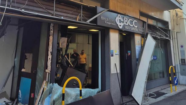 Samarate,  dopo l'assalto al bancomat si contano i danni: «Un gesto criminale che colpisce un’intera comunità»