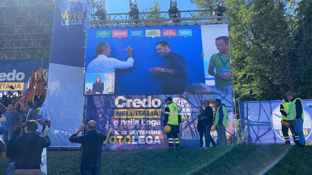 VIDEO. Pontida, Salvini fa firmare gli impegni per il Governo