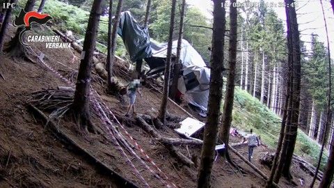 VIDEO. Violano l’area della funivia sottoposta a sequestro sul Mottarone e fanno scattare l'allarme: due giovani denunciati