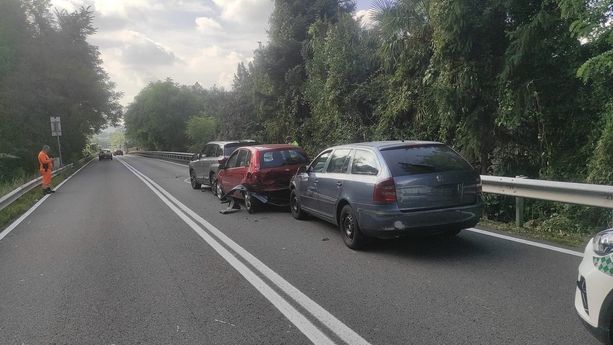 Varese, scontro fra più auto in via Autostrada: soccorse cinque persone, tra loro due bambini Varese, scontro fra più auto in via Autostrada: soccorse cinque persone, tra loro due bambini
