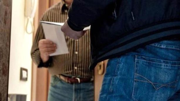 «Mettiamo l'oro in frigo». Finto addetto dell'acqua in azione, ma l'anziano poi capisce e lo fa scappare con l'aiuto del cane «Mettiamo l'oro in frigo». Finto addetto dell'acqua in azione, ma l'anziano poi capisce e lo fa scappare con l'aiuto del cane