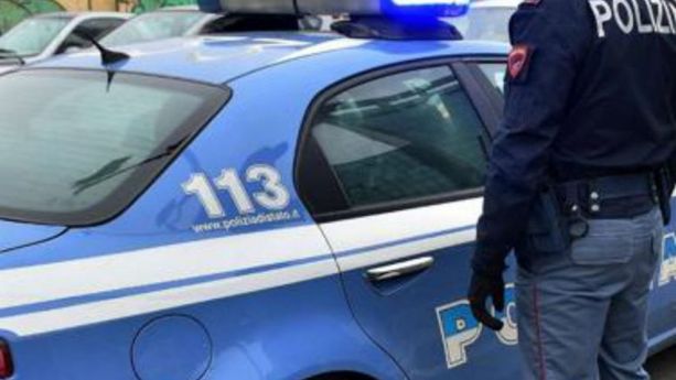 Prima dirotta un autobus con due anziane a bordo, poi rapina un negozio: tunisino in carcere