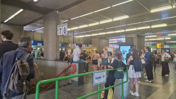 Tragedia alla stazione di Cesate: donna muore travolta da un treno, circolazione sospesa sulla Milano-Saronno Tragedia alla stazione di Cesate: donna muore travolta da un treno, circolazione sospesa sulla Milano-Saronno