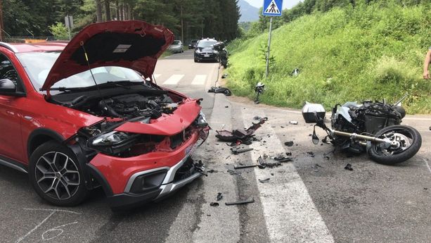 Scontro tra un'auto e una moto alla Bevera di Viggiù: un ferito grave