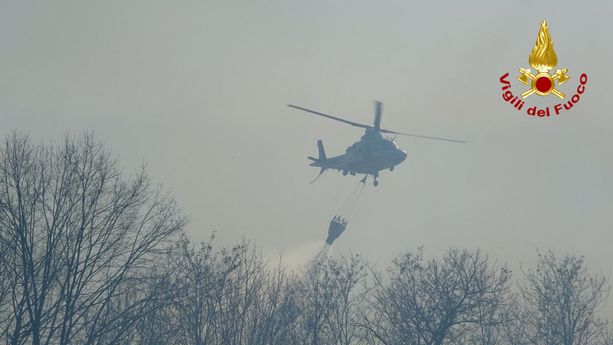 Vento forte su tutta la provincia: alberi caduti, tetti scoperchiati e incendi. Quaranta interventi dei vigili del fuoco, a Malnate Canadair in azione