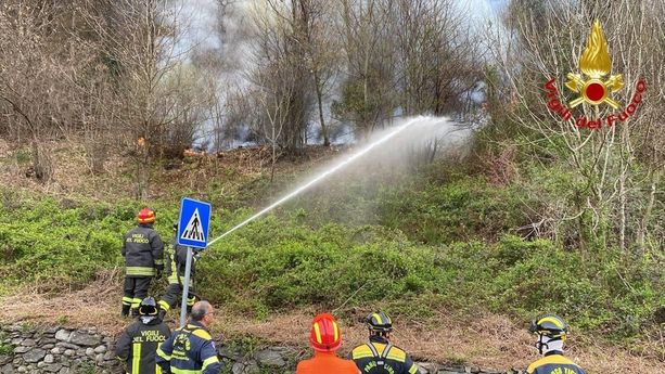 Incendio Montegrino. Riaperta la strada del Cucco, situazione sotto controllo: vigili del fuoco ancora al lavoro Incendio Montegrino. Riaperta la strada del Cucco, situazione sotto controllo: vigili del fuoco ancora al lavoro