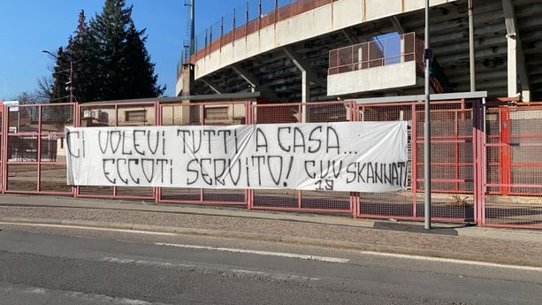 IN DIRETTA. Varese-Casatese nello stadio deserto con i tifosi fuori dai cancelli che contestano la società IN DIRETTA. Varese-Casatese nello stadio deserto con i tifosi fuori dai cancelli che contestano la società