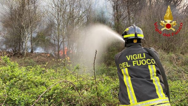 Buone notizie da Montegrino: l'incendio non ha più fronti attivi Buone notizie da Montegrino: l'incendio non ha più fronti attivi