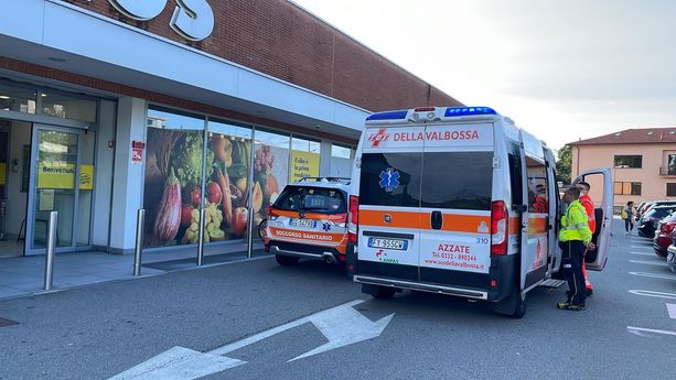 Si sente male al supermercato: lo salva una dottoressa intenta a fare la spesa