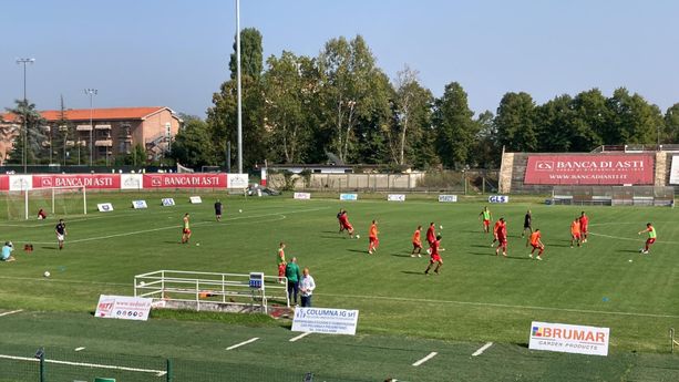 IN DIRETTA. Asti-Varese. Sfida al vertice con tanti cuori biancorossi sugli spalti IN DIRETTA. Asti-Varese. Sfida al vertice con tanti cuori biancorossi sugli spalti