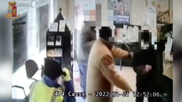 VIDEO. Solbiate Olona, rapinarono la banca armati di pistola e taglierino: cinque arresti