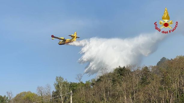 VIDEO E FOTO. Canadair, elicotteri, vigili del fuoco e volontari stanno vincendo la battaglia: non ci sono più fiamme attive. Situazione sotto controllo VIDEO E FOTO. Canadair, elicotteri, vigili del fuoco e volontari stanno vincendo la battaglia: non ci sono più fiamme attive. Situazione sotto controllo