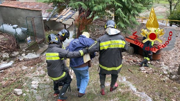 VIDEO. Nuova tempesta d'acqua: a Castelveccana i vigili del fuoco salvano due persone dalla casa invasa dal fango