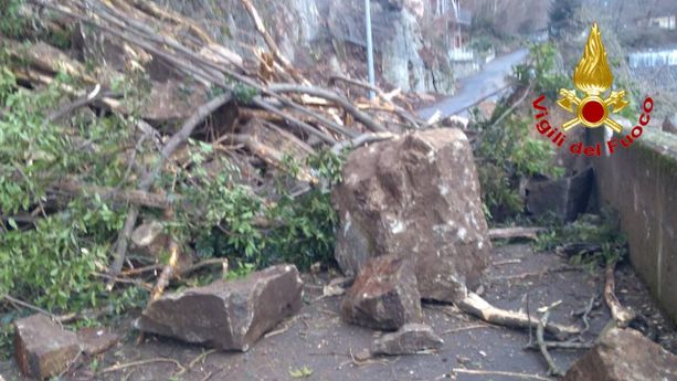 Frana nell'Alto Varesotto sulla Provinciale 5, i vigili del fuoco scavano tra le macerie Frana nell'Alto Varesotto sulla Provinciale 5, i vigili del fuoco scavano tra le macerie