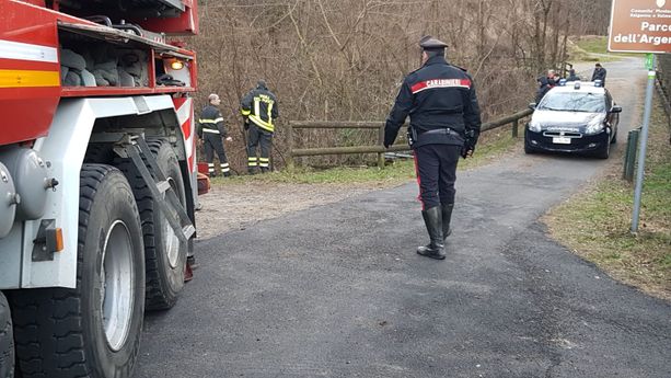 Statale 233 senza pace: auto esce di strada e precipita in un dirupo a Cadegliano Viconago