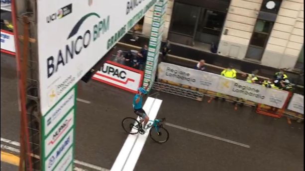 VIDEO E FOTO. Izagirre duecento metri a braccia alzate. Oldani: «Ci abbiamo messo il cuore». Tifosi e Zanini eroici sul percorso VIDEO E FOTO. Izagirre duecento metri a braccia alzate. Oldani: «Ci abbiamo messo il cuore». Tifosi e Zanini eroici sul percorso