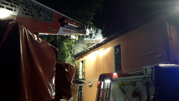 FOTO. Incendio nella notte a Bardello: tetto distrutto dalle fiamme FOTO. Incendio nella notte a Bardello: tetto distrutto dalle fiamme