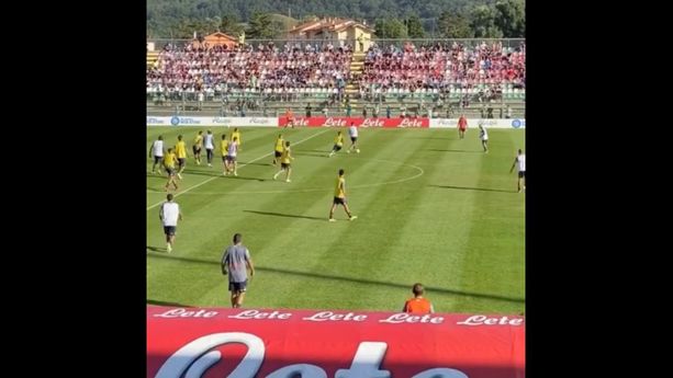 Il Napoli si allena davanti al suo pubblico. E la Lombardia? Serve un'ordinanza della Regione per i tifosi Il Napoli si allena davanti al suo pubblico. E la Lombardia? Serve un'ordinanza della Regione per i tifosi