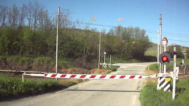 Incidente al passaggio a livello tra Venegono e Castiglione: rallentamenti e disagi sulla linea Laveno-Saronno Incidente al passaggio a livello tra Venegono e Castiglione: rallentamenti e disagi sulla linea Laveno-Saronno