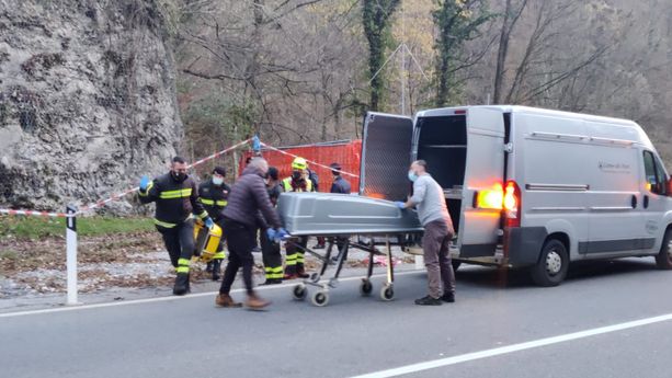 VIDEO e FOTO. Cadavere trovato alla grotte di Valganna, ferite compatibili con una caduta VIDEO e FOTO. Cadavere trovato alla grotte di Valganna, ferite compatibili con una caduta