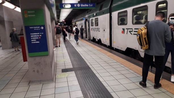 Studente aggredito e rapinato a calci e pugni sul treno mentre torna a casa