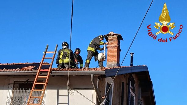 A fuoco una canna fumaria di un'abitazione a Ferrera, l'intervento dei vigili del fuoco A fuoco una canna fumaria di un'abitazione a Ferrera, l'intervento dei vigili del fuoco