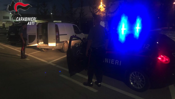 &quot;Sono il figlio di Antonio non  mi riconosci?&quot;. Così raggiravano gli anziani avvicinati nei pressi di ospedali, centri vaccinali e cimiteri. Sette arrestati [VIDEO]