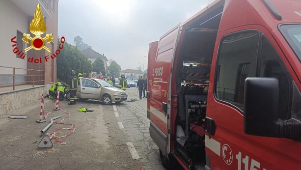Grave incidente stradale in frazione Cornapo': coinvolti anche due bambini Grave incidente stradale in frazione Cornapo': coinvolti anche due bambini